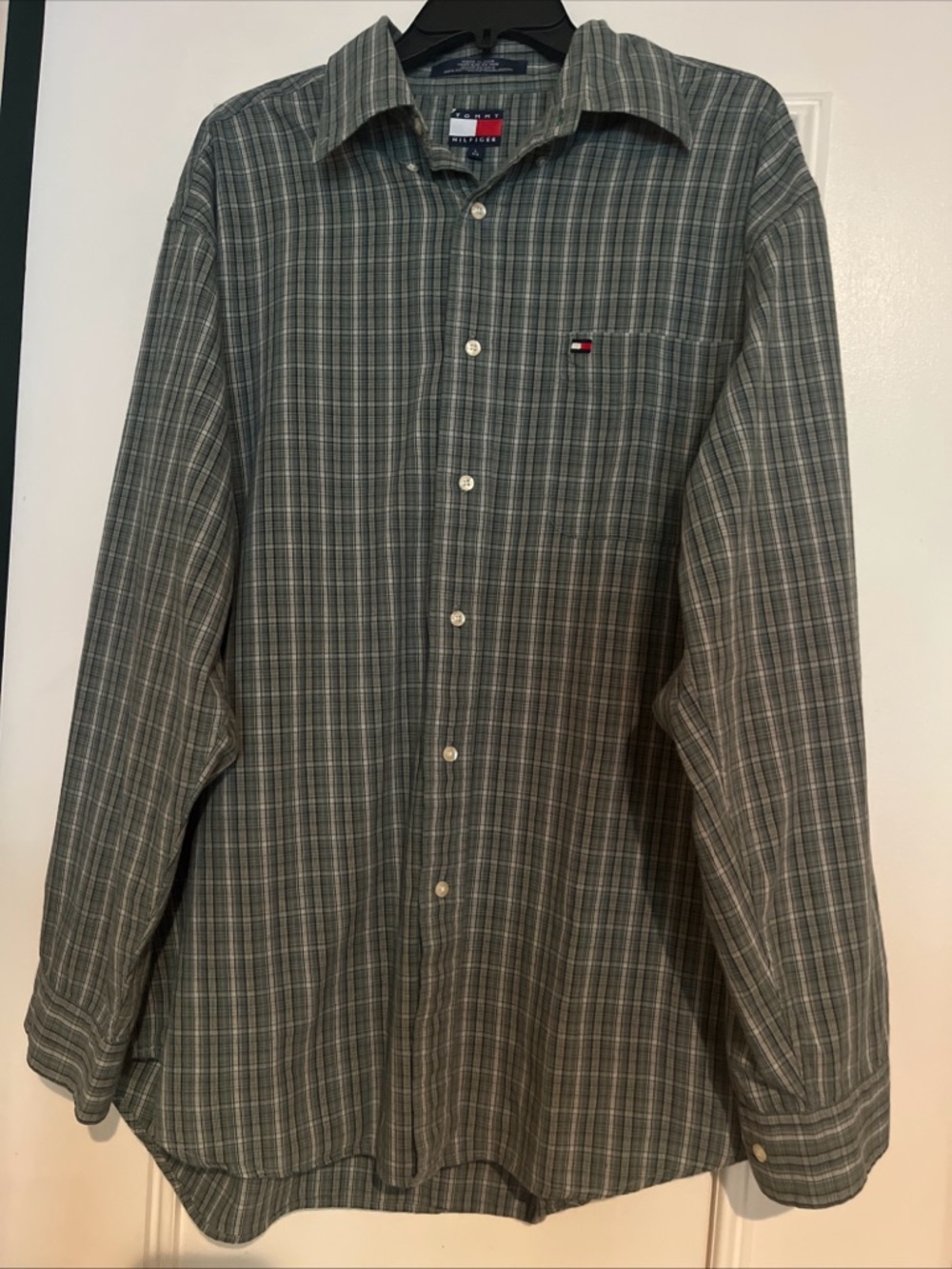 Tommy Hilfiger Men’s Green Plaid Long-Sleeve Button Down Shirt